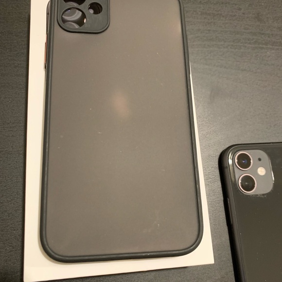 iPhone 11 (64 GB)-like new, with brand new case and wireless earbuds - Picture 3 of 5